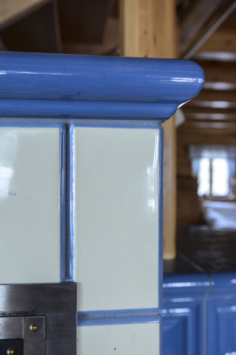 Kachlová kamna s vložkou Olsberg Profi Plus 12 a sporákem na vaření, která vytápějí krásnou roubenku. Nechybí také vyhřívaná lavice. Kachle K&amp;K POKER…