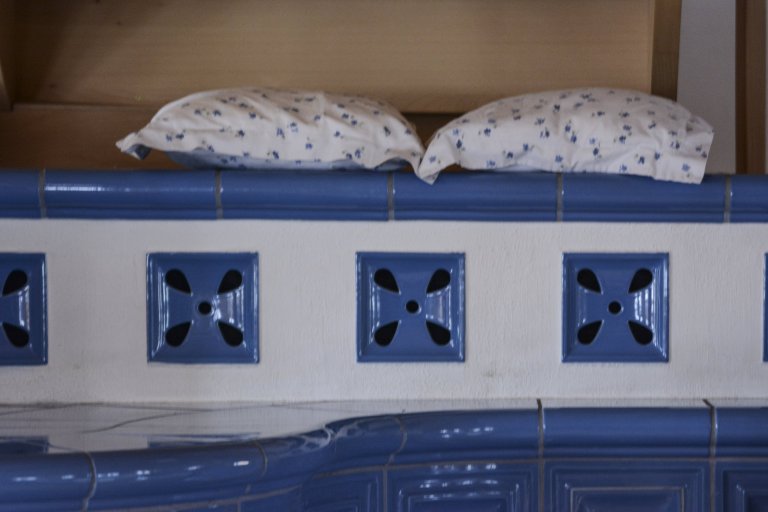 Kachlová kamna s vložkou Olsberg Profi Plus 12 a sporákem na vaření, která vytápějí krásnou roubenku. Nechybí také vyhřívaná lavice. Kachle K&amp;K POKER…