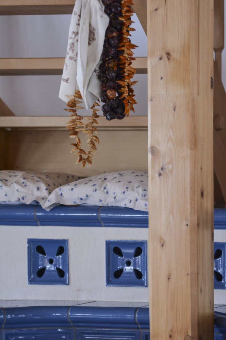 Kachlová kamna s vložkou Olsberg Profi Plus 12 a sporákem na vaření, která vytápějí krásnou roubenku. Nechybí také vyhřívaná lavice. Kachle K&amp;K POKER…