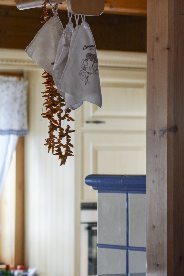 Kachlová kamna s vložkou Olsberg Profi Plus 12 a sporákem na vaření, která vytápějí krásnou roubenku. Nechybí také vyhřívaná lavice. Kachle K&amp;K POKER…