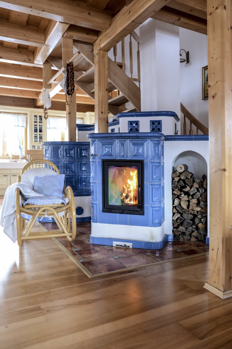 Kachlová kamna s vložkou Olsberg Profi Plus 12 a sporákem na vaření, která vytápějí krásnou roubenku. Nechybí také vyhřívaná lavice. Kachle K&amp;K POKER…