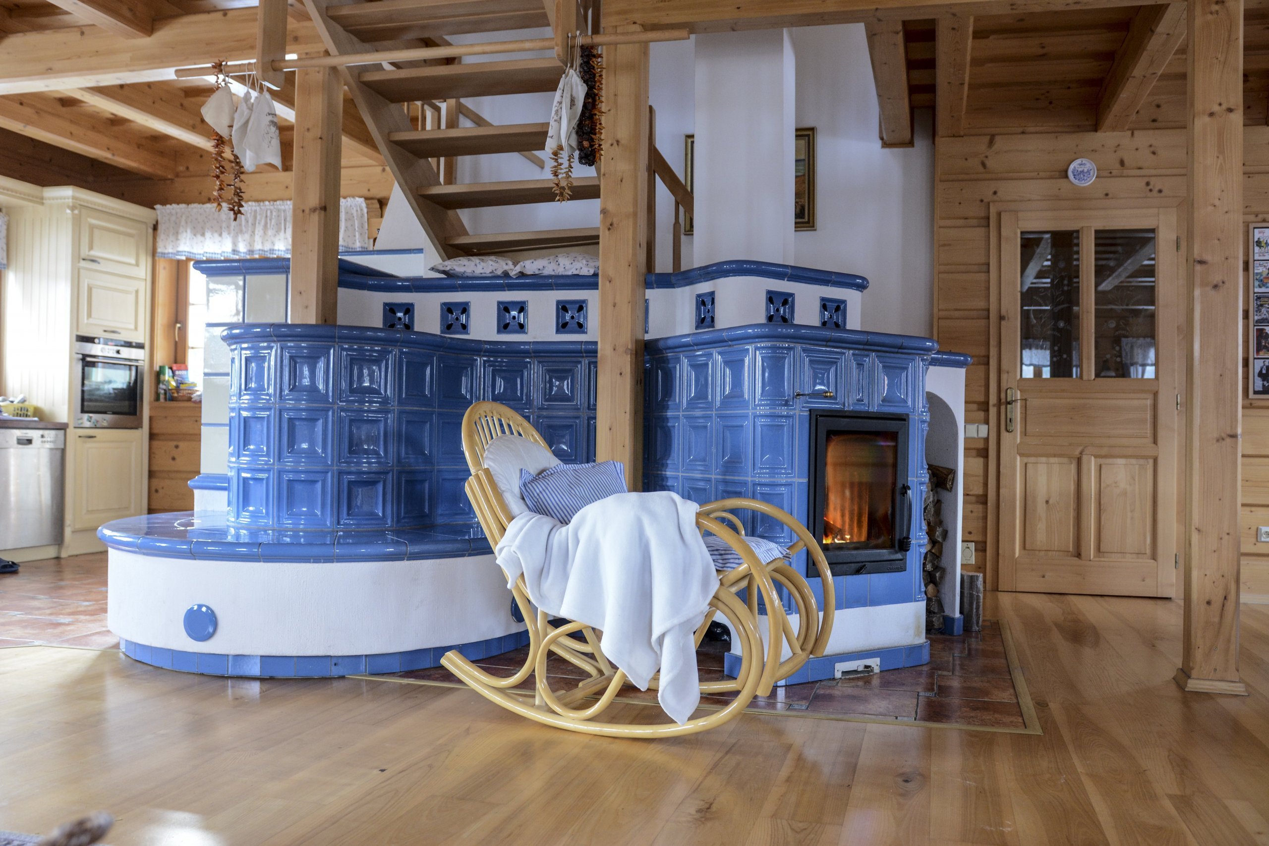 Kachlová kamna s vložkou Olsberg Profi Plus 12 a sporákem na vaření, která vytápějí krásnou roubenku. Nechybí také vyhřívaná lavice. Kachle K&amp;K POKER…