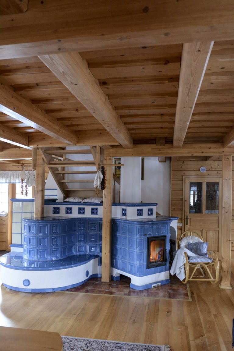 Kachlová kamna s vložkou Olsberg Profi Plus 12 a sporákem na vaření, která vytápějí krásnou roubenku. Nechybí také vyhřívaná lavice. Kachle K&amp;K POKER…