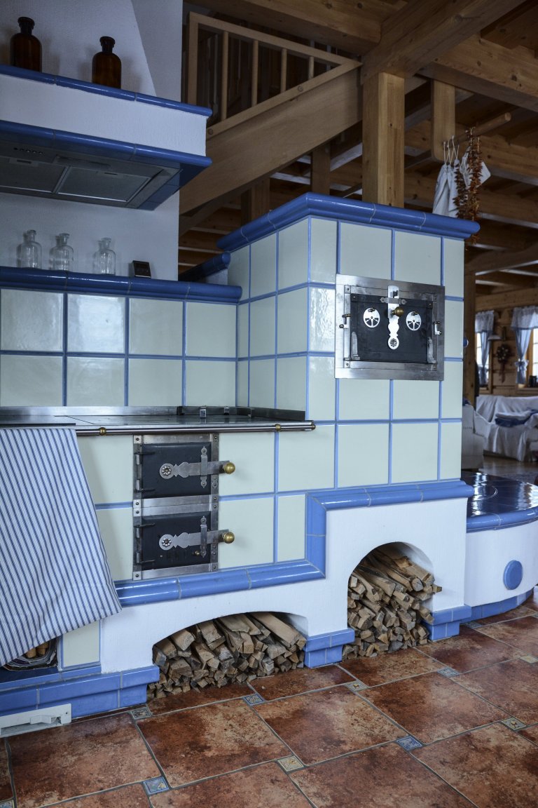 Kachlová kamna s vložkou Olsberg Profi Plus 12 a sporákem na vaření, která vytápějí krásnou roubenku. Nechybí také vyhřívaná lavice. Kachle K&amp;K POKER…