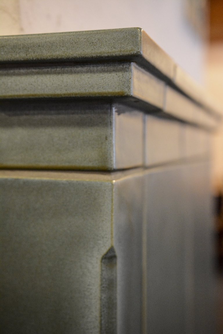 Kamna s teplovodní kamnovou vložkou Brunner HKD 2.2SK, která dokáže jako jediný zdroj vytopit i větší objekty. Kachle z produkce K&amp;K POKER Kamnářství…