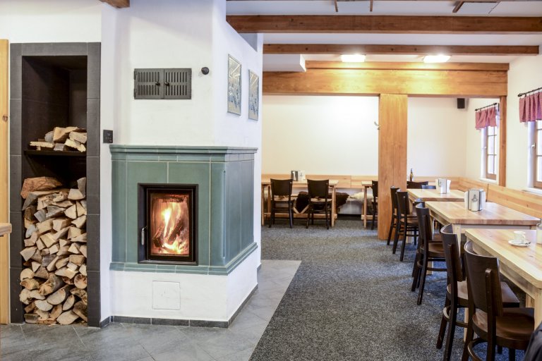 Kamna s teplovodní kamnovou vložkou Brunner HKD 2.2SK, která dokáže jako jediný zdroj vytopit i větší objekty. Kachle z produkce K&amp;K POKER Kamnářství…