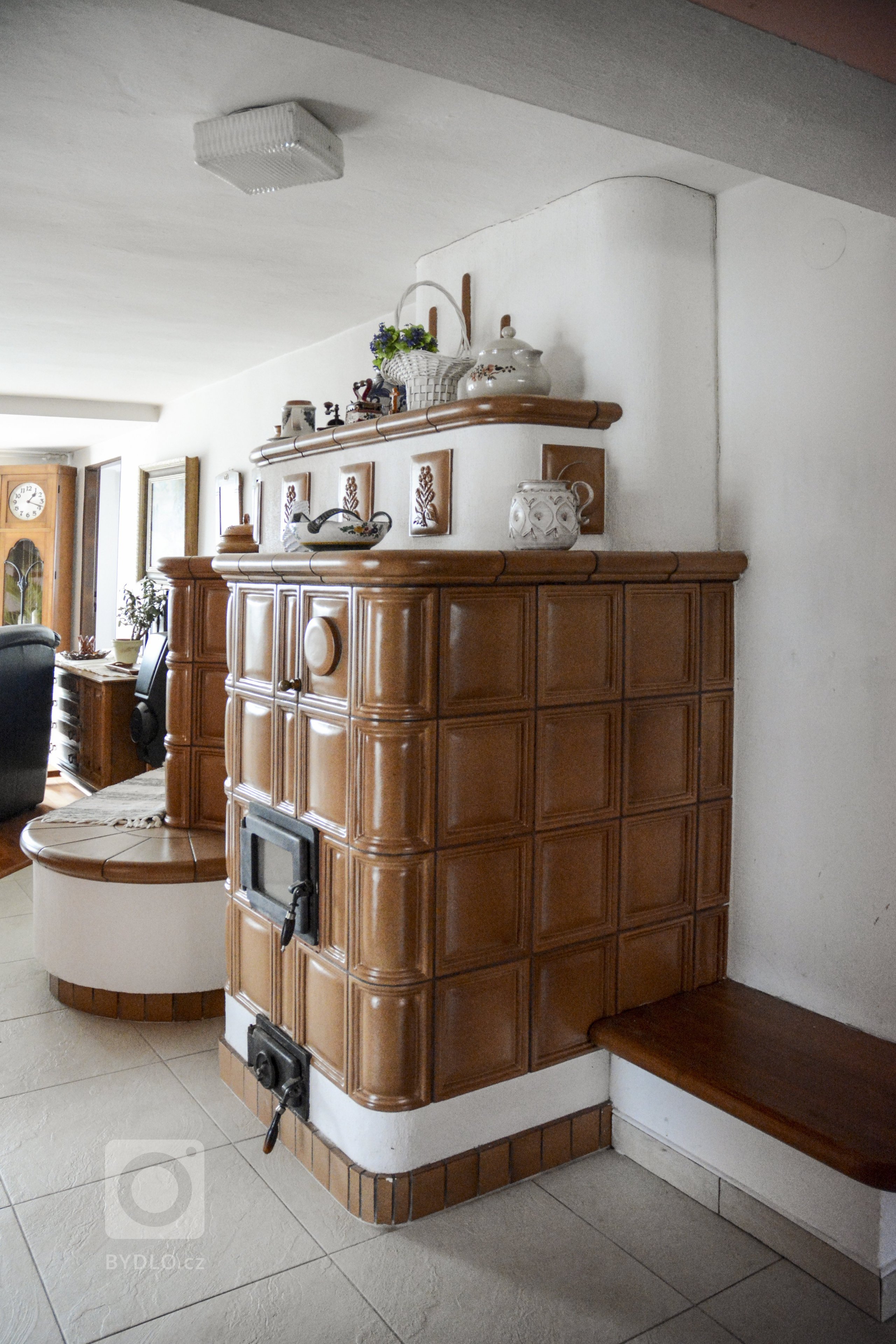 Kachlová kamna si spojujeme s&nbsp;hřejivou atmosférou domova. Velmi dobře udržují teplo, vyznačují se vysokou účinností.

Realizace: Mojmír Jauernig

…