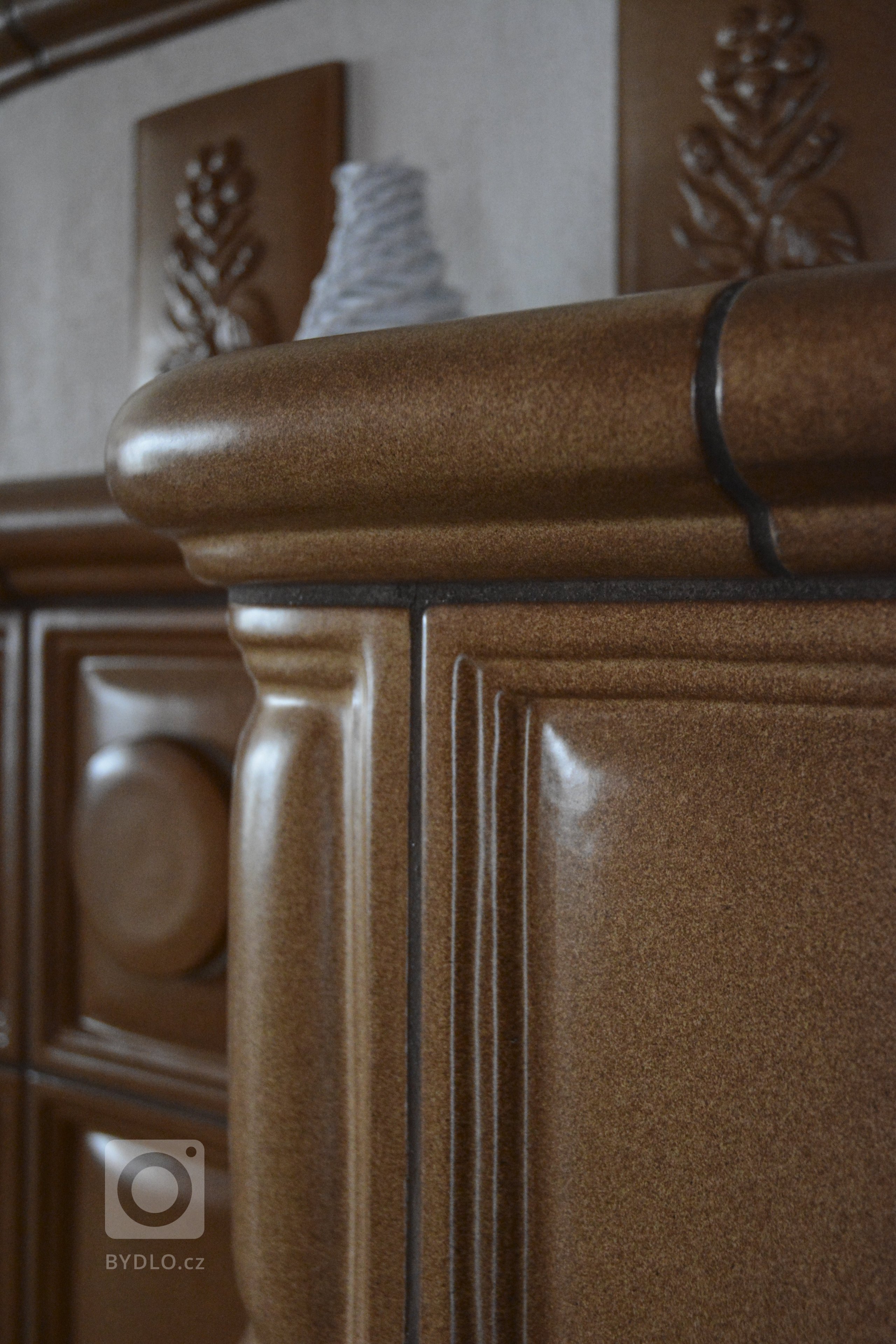 Kachlová kamna si spojujeme s&nbsp;hřejivou atmosférou domova. Velmi dobře udržují teplo, vyznačují se vysokou účinností.

Realizace: Mojmír Jauernig

…