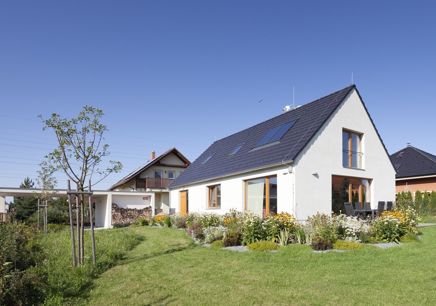 Rodinný dům byl navržen jako průnik tradiční architektury lidového stavění na venkově a současných&nbsp;potřeb moderního bydlení. Ukázalo se, že převzaté…