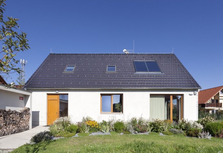 Rodinný dům byl navržen jako průnik tradiční architektury lidového stavění na venkově a současných&nbsp;potřeb moderního bydlení. Ukázalo se, že převzaté…