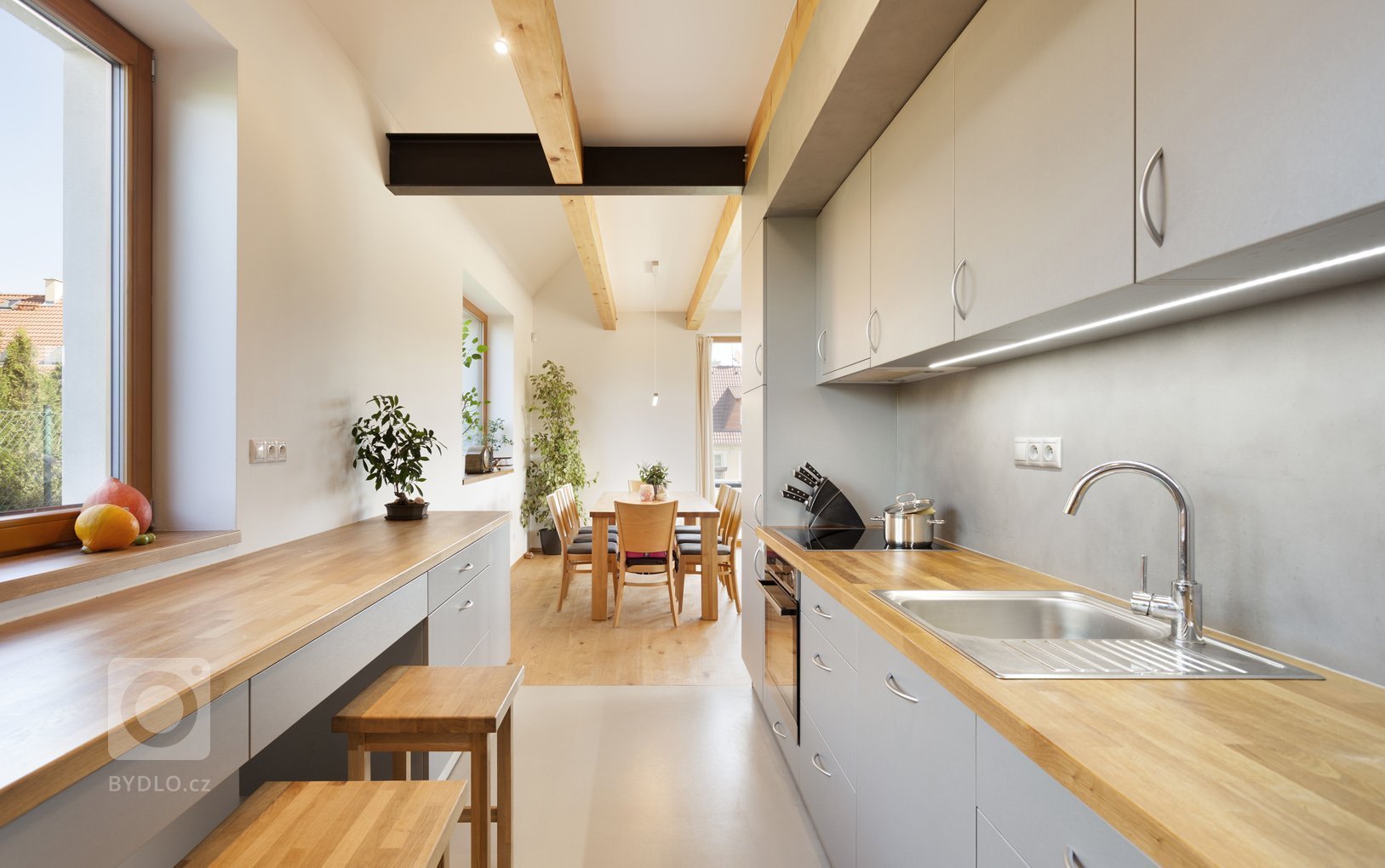 Rodinný dům byl navržen jako průnik tradiční architektury lidového stavění na venkově a současných&nbsp;potřeb moderního bydlení. Ukázalo se, že převzaté…