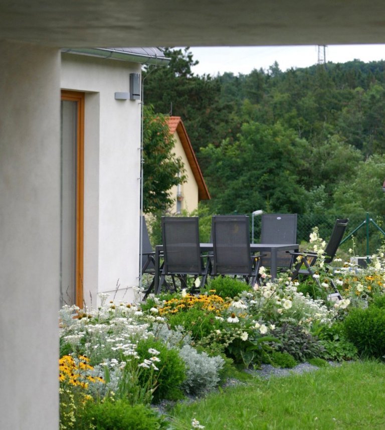 Rodinný dům byl navržen jako průnik tradiční architektury lidového stavění na venkově a současných&nbsp;potřeb moderního bydlení. Ukázalo se, že převzaté…