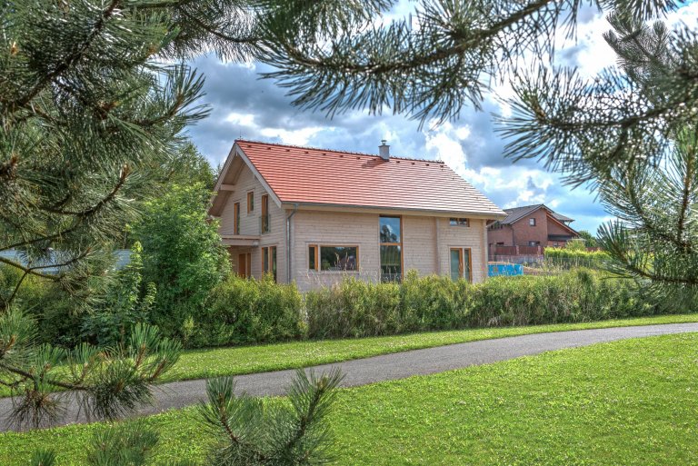 Prostorný finský srubový dům &nbsp;z nesedavých trámů vyrobených unikátní technologií z pomalu rostlé arktické borovice. Dřevo je ponecháno v přírodní barvě. V…