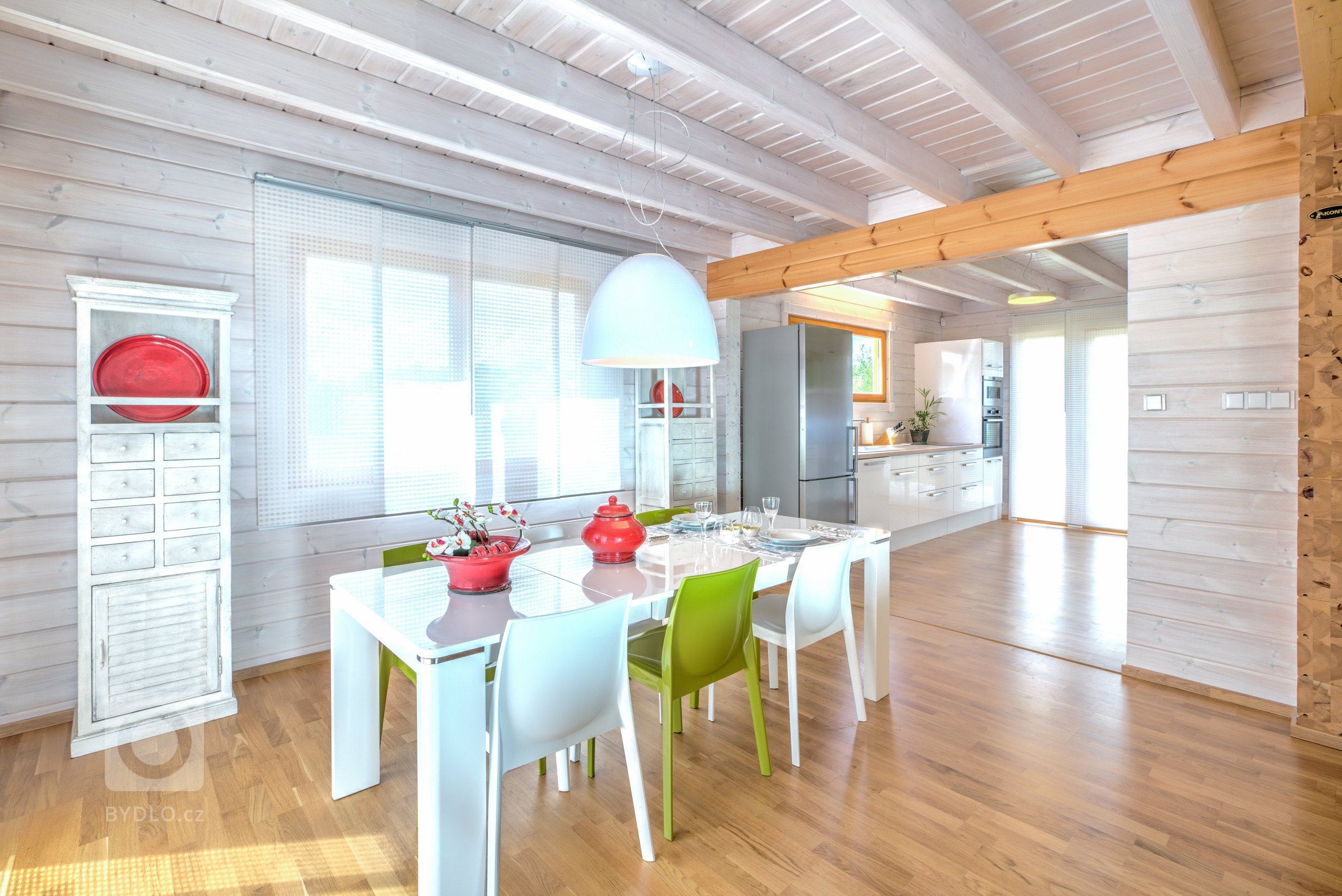 Prostorný finský srubový dům &nbsp;z nesedavých trámů vyrobených unikátní technologií z pomalu rostlé arktické borovice. Dřevo je ponecháno v přírodní barvě. V…