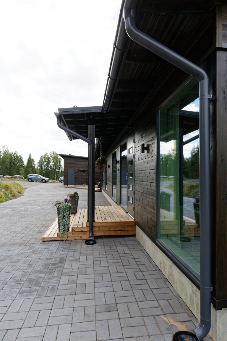 KONTIO Glasshouse je dřevěný dům z lepených hranolů SmartLog o rozměrech 205x275 (inovativní technologie SmartLog zamezuje sedání dřeva). Tento Glasshouse s…