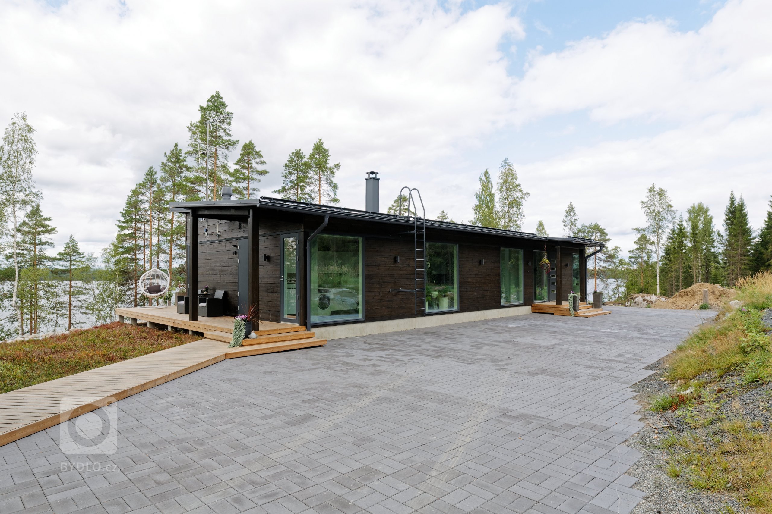 KONTIO Glasshouse je dřevěný dům z lepených hranolů SmartLog o rozměrech 205x275 (inovativní technologie SmartLog zamezuje sedání dřeva). Tento Glasshouse s…