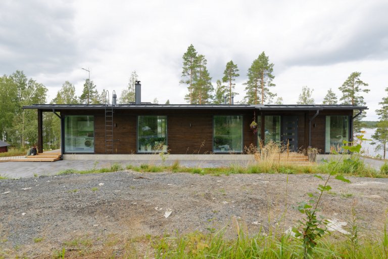 KONTIO Glasshouse je dřevěný dům z lepených hranolů SmartLog o rozměrech 205x275 (inovativní technologie SmartLog zamezuje sedání dřeva). Tento Glasshouse s…