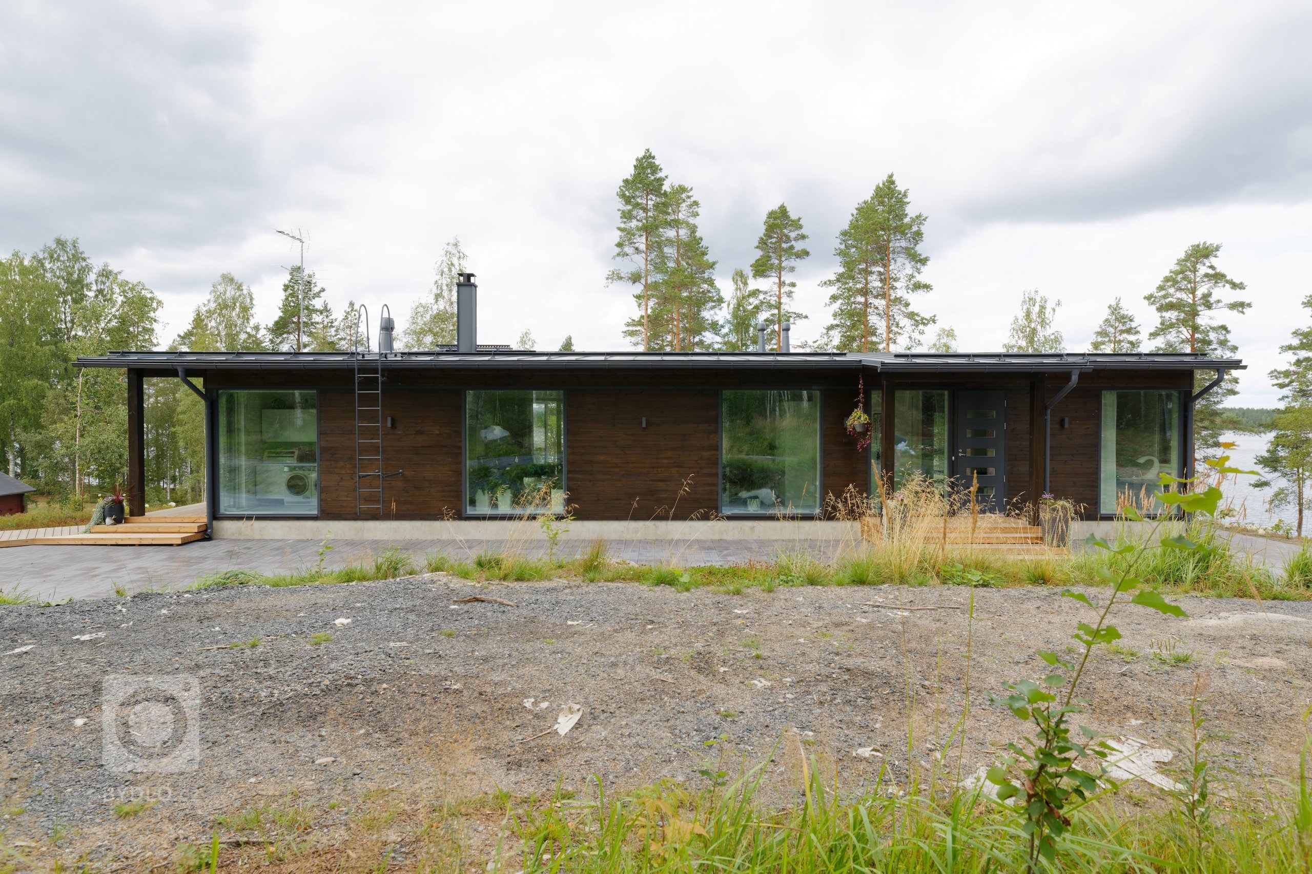 KONTIO Glasshouse je dřevěný dům z lepených hranolů SmartLog o rozměrech 205x275 (inovativní technologie SmartLog zamezuje sedání dřeva). Tento Glasshouse s…