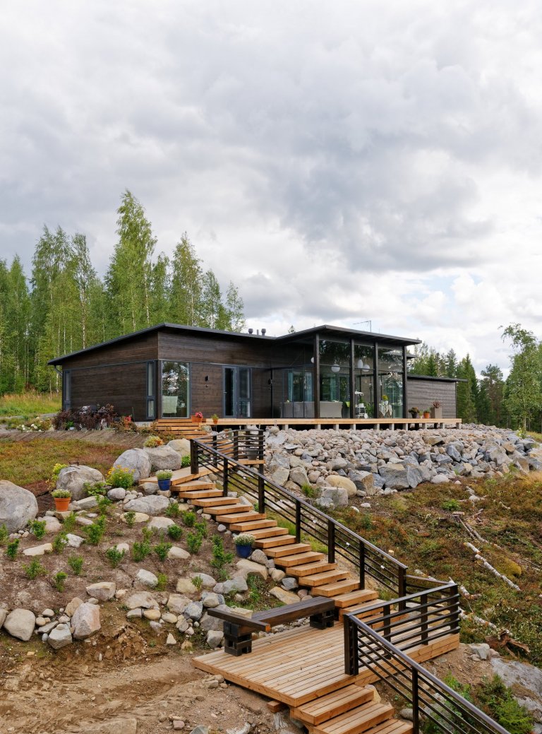 KONTIO Glasshouse je dřevěný dům z lepených hranolů SmartLog o rozměrech 205x275 (inovativní technologie SmartLog zamezuje sedání dřeva). Tento Glasshouse s…