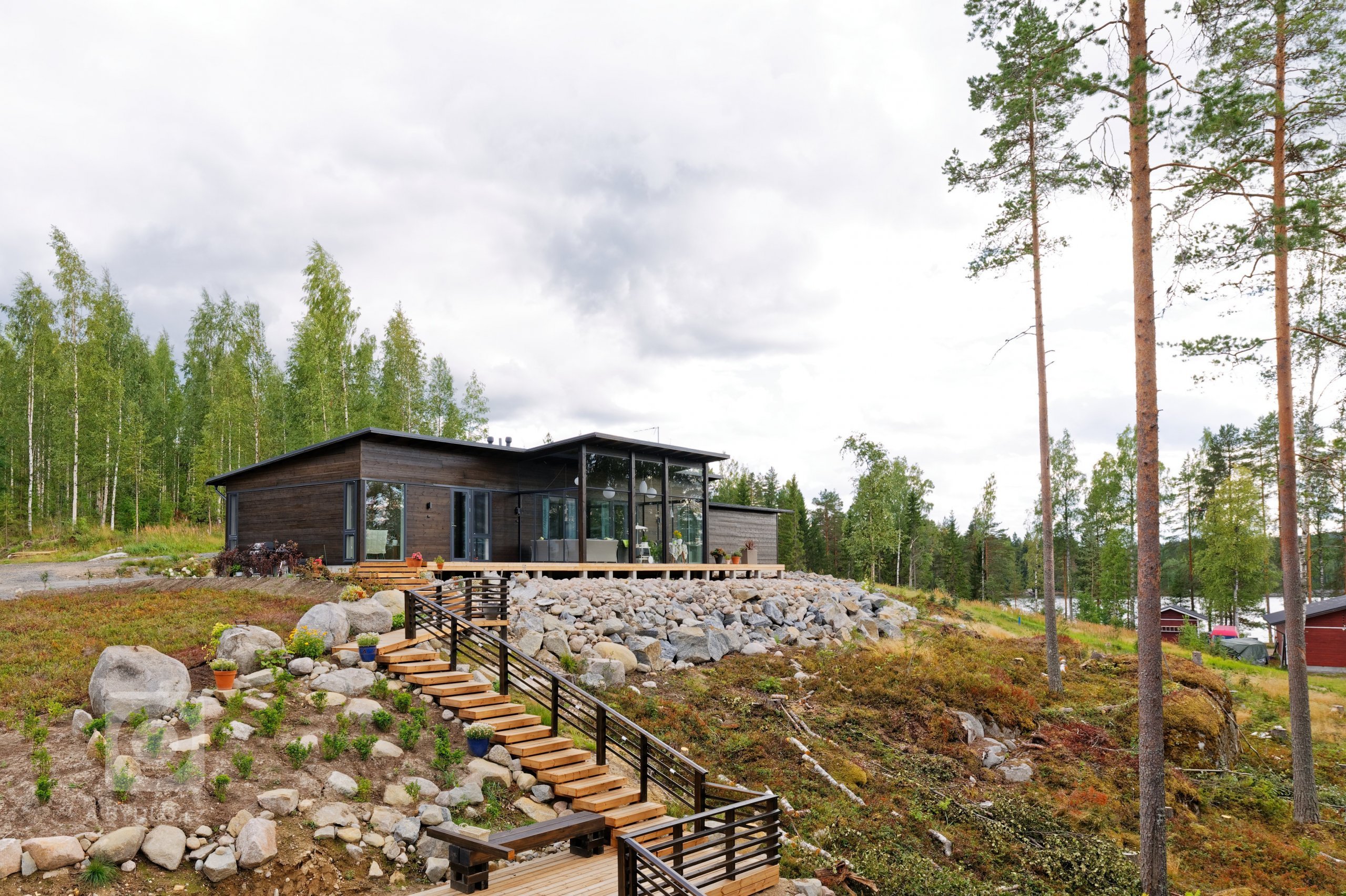 KONTIO Glasshouse je dřevěný dům z lepených hranolů SmartLog o rozměrech 205x275 (inovativní technologie SmartLog zamezuje sedání dřeva). Tento Glasshouse s…