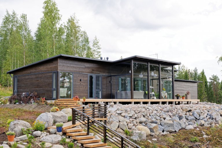 KONTIO Glasshouse je dřevěný dům z lepených hranolů SmartLog o rozměrech 205x275 (inovativní technologie SmartLog zamezuje sedání dřeva). Tento Glasshouse s…