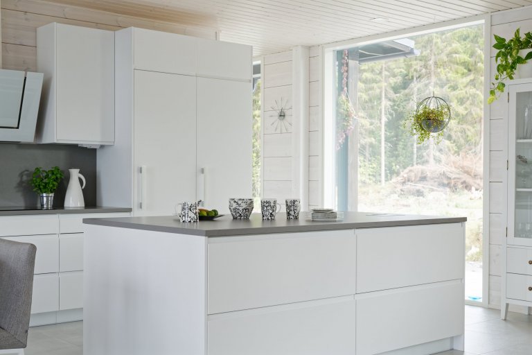 KONTIO Glasshouse je dřevěný dům z lepených hranolů SmartLog o rozměrech 205x275 (inovativní technologie SmartLog zamezuje sedání dřeva). Tento Glasshouse s…