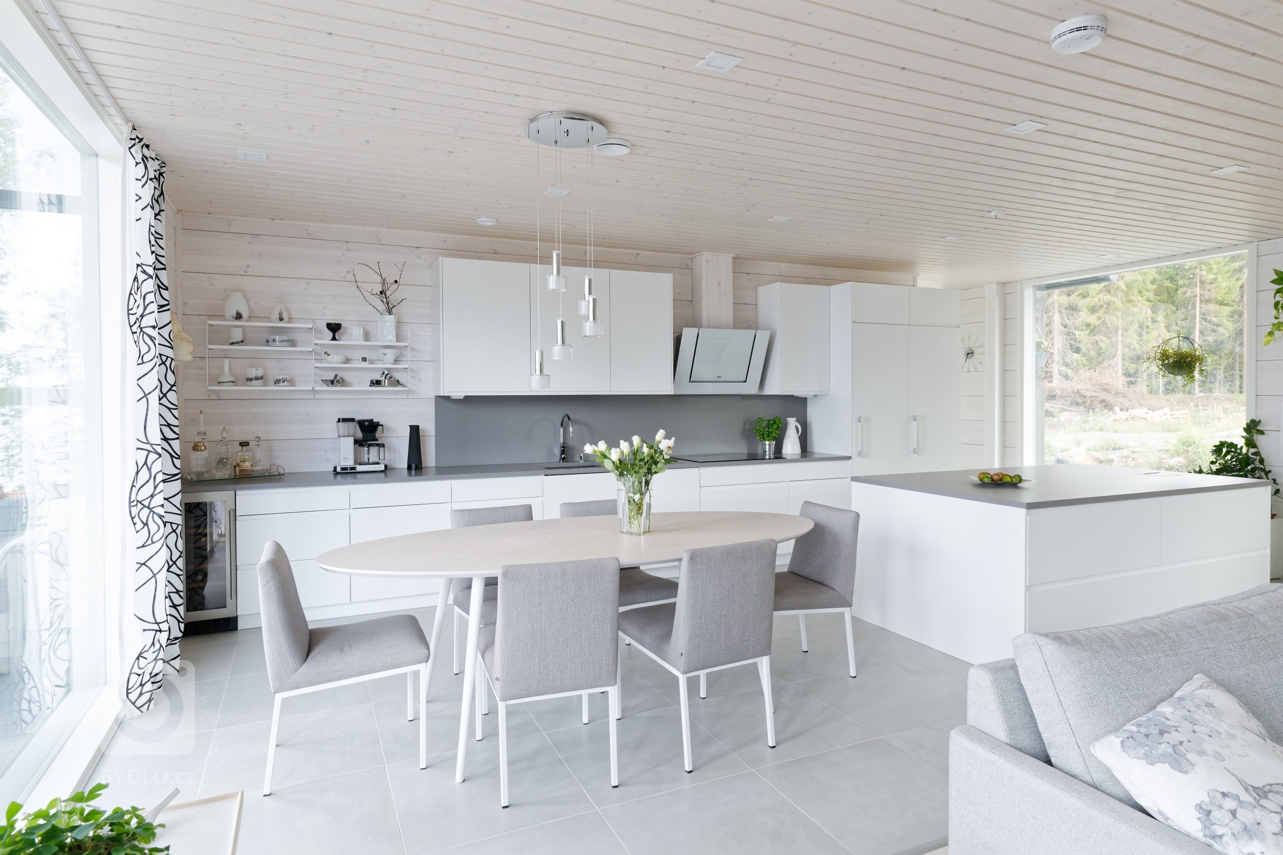 KONTIO Glasshouse je dřevěný dům z lepených hranolů SmartLog o rozměrech 205x275 (inovativní technologie SmartLog zamezuje sedání dřeva). Tento Glasshouse s…