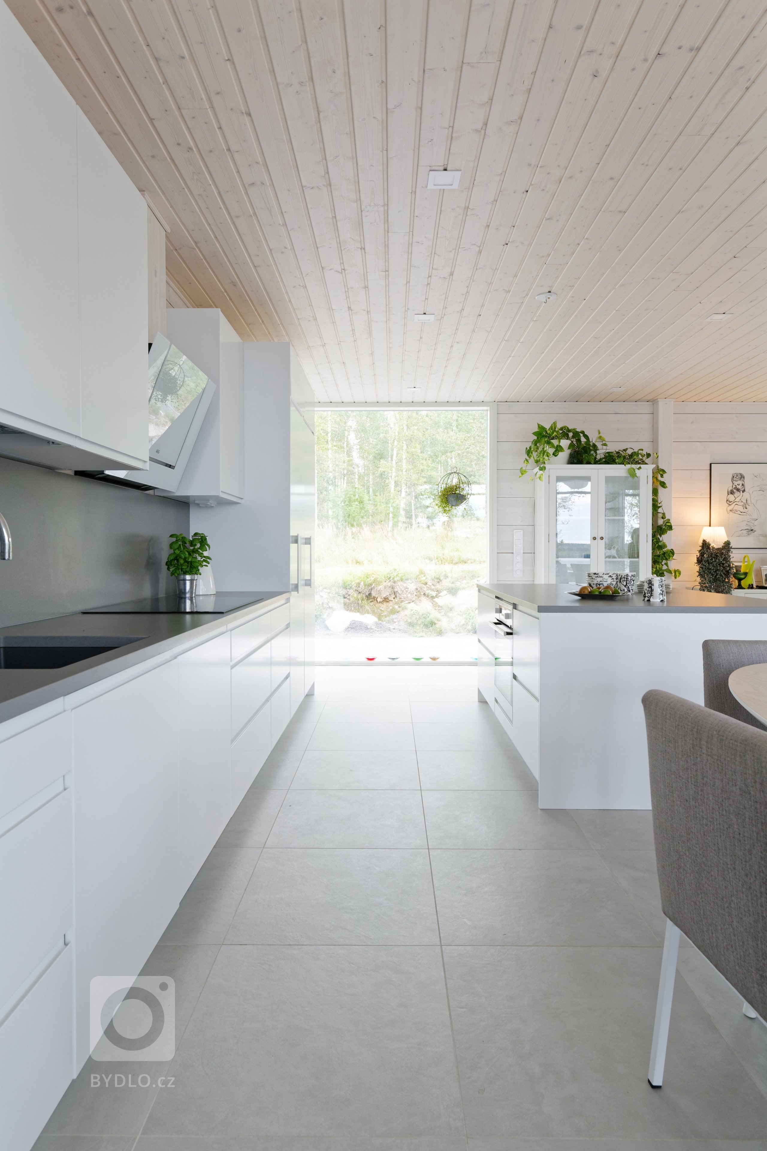 KONTIO Glasshouse je dřevěný dům z lepených hranolů SmartLog o rozměrech 205x275 (inovativní technologie SmartLog zamezuje sedání dřeva). Tento Glasshouse s…