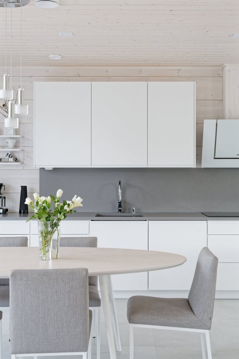 KONTIO Glasshouse je dřevěný dům z lepených hranolů SmartLog o rozměrech 205x275 (inovativní technologie SmartLog zamezuje sedání dřeva). Tento Glasshouse s…