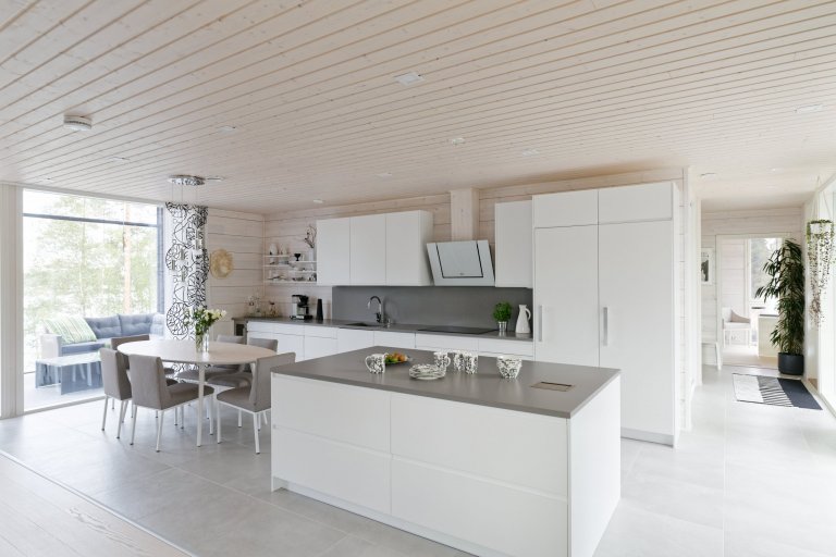 KONTIO Glasshouse je dřevěný dům z lepených hranolů SmartLog o rozměrech 205x275 (inovativní technologie SmartLog zamezuje sedání dřeva). Tento Glasshouse s…