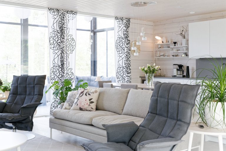 KONTIO Glasshouse je dřevěný dům z lepených hranolů SmartLog o rozměrech 205x275 (inovativní technologie SmartLog zamezuje sedání dřeva). Tento Glasshouse s…