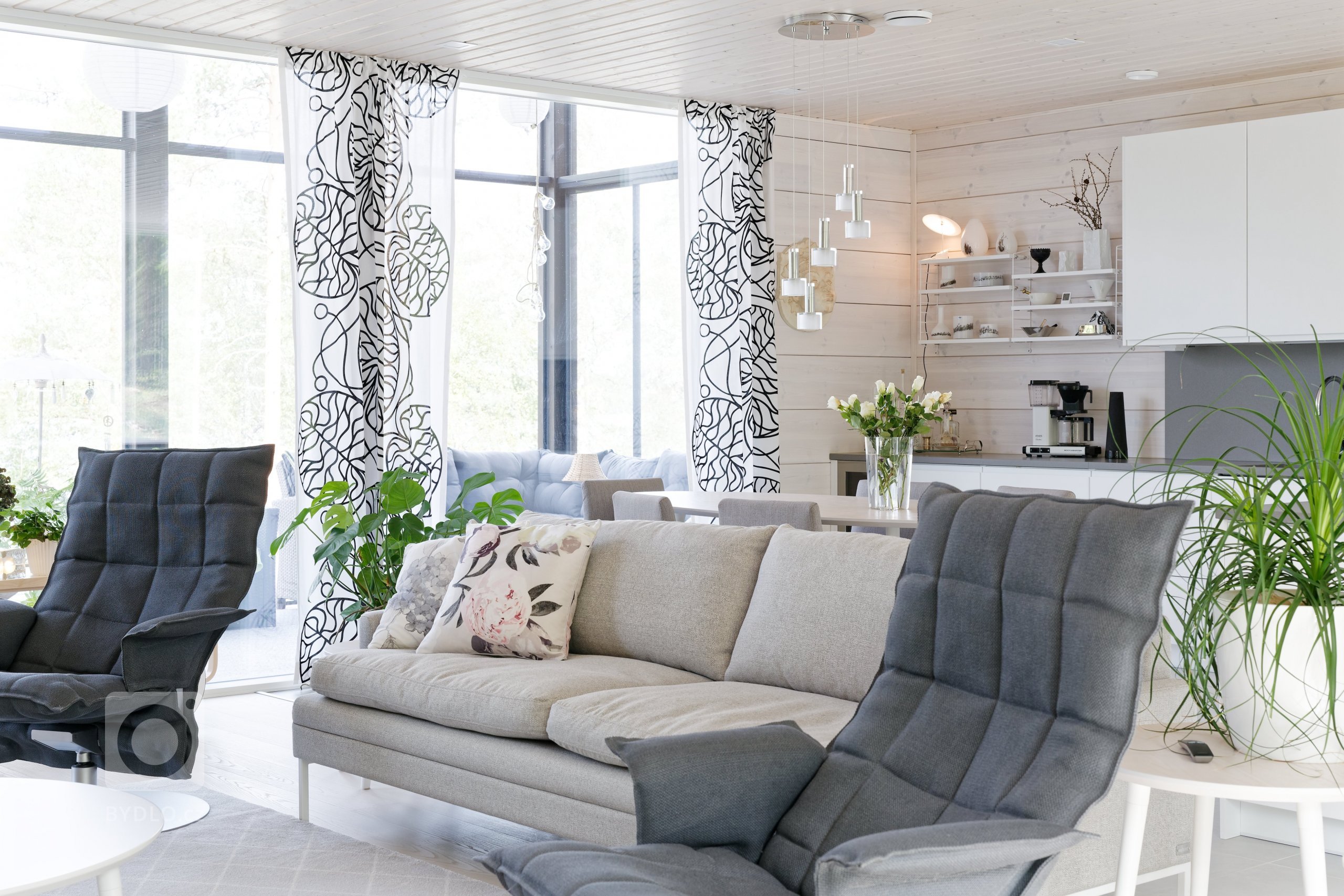 KONTIO Glasshouse je dřevěný dům z lepených hranolů SmartLog o rozměrech 205x275 (inovativní technologie SmartLog zamezuje sedání dřeva). Tento Glasshouse s…