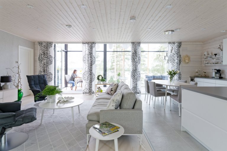 KONTIO Glasshouse je dřevěný dům z lepených hranolů SmartLog o rozměrech 205x275 (inovativní technologie SmartLog zamezuje sedání dřeva). Tento Glasshouse s…