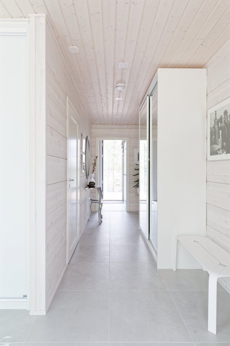 KONTIO Glasshouse je dřevěný dům z lepených hranolů SmartLog o rozměrech 205x275 (inovativní technologie SmartLog zamezuje sedání dřeva). Tento Glasshouse s…