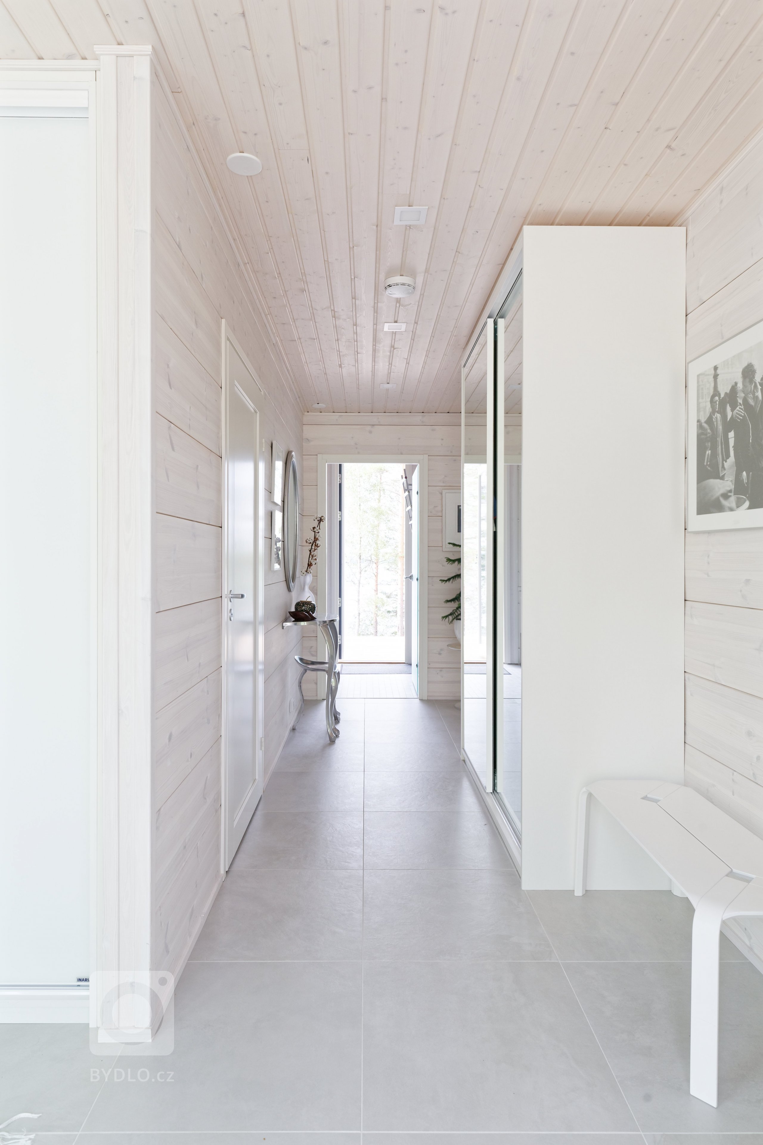 KONTIO Glasshouse je dřevěný dům z lepených hranolů SmartLog o rozměrech 205x275 (inovativní technologie SmartLog zamezuje sedání dřeva). Tento Glasshouse s…