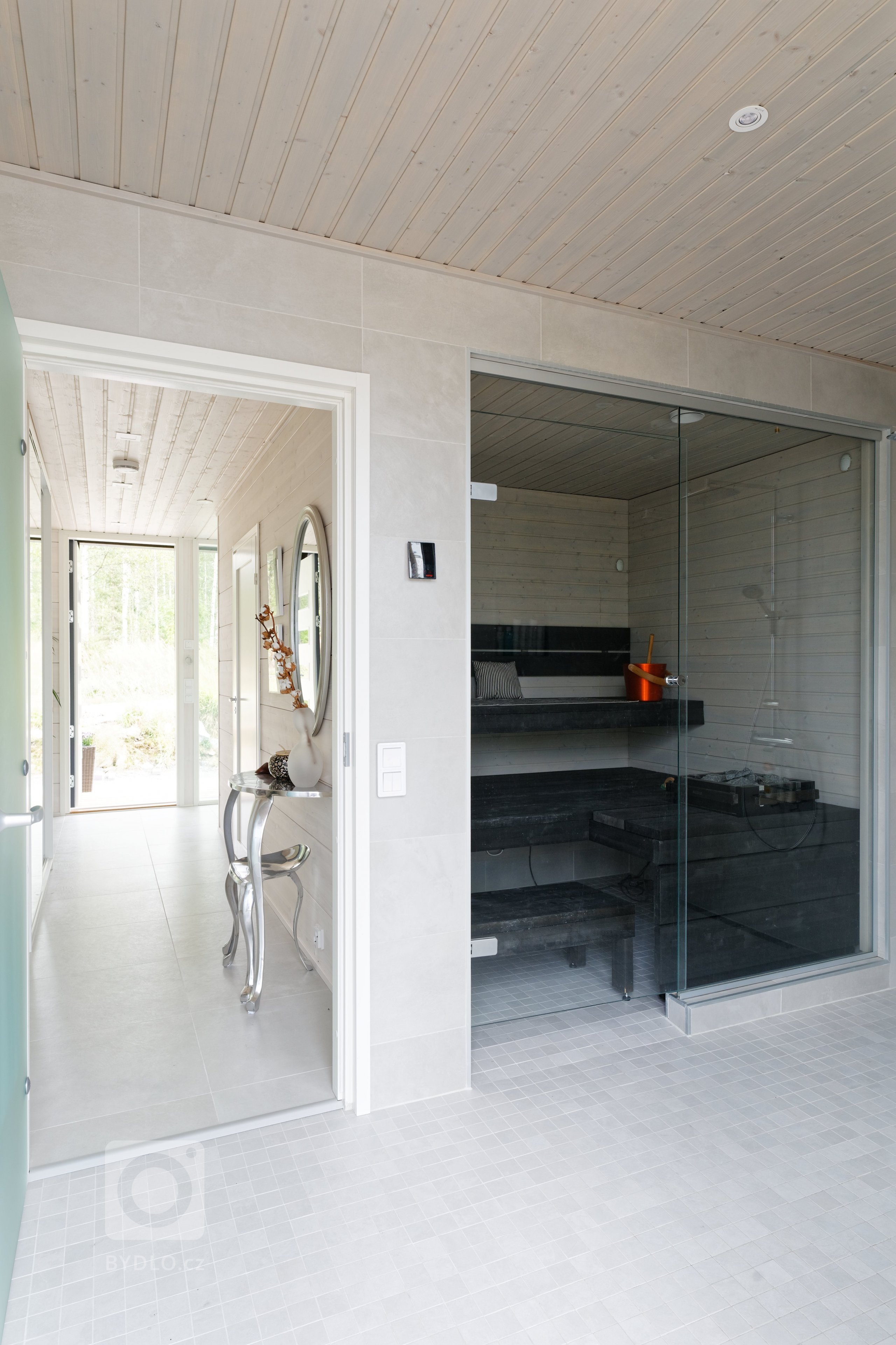 KONTIO Glasshouse je dřevěný dům z lepených hranolů SmartLog o rozměrech 205x275 (inovativní technologie SmartLog zamezuje sedání dřeva). Tento Glasshouse s…