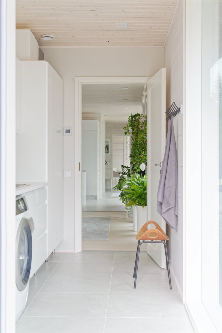 KONTIO Glasshouse je dřevěný dům z lepených hranolů SmartLog o rozměrech 205x275 (inovativní technologie SmartLog zamezuje sedání dřeva). Tento Glasshouse s…