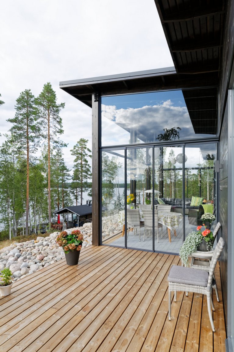 KONTIO Glasshouse je dřevěný dům z lepených hranolů SmartLog o rozměrech 205x275 (inovativní technologie SmartLog zamezuje sedání dřeva). Tento Glasshouse s…