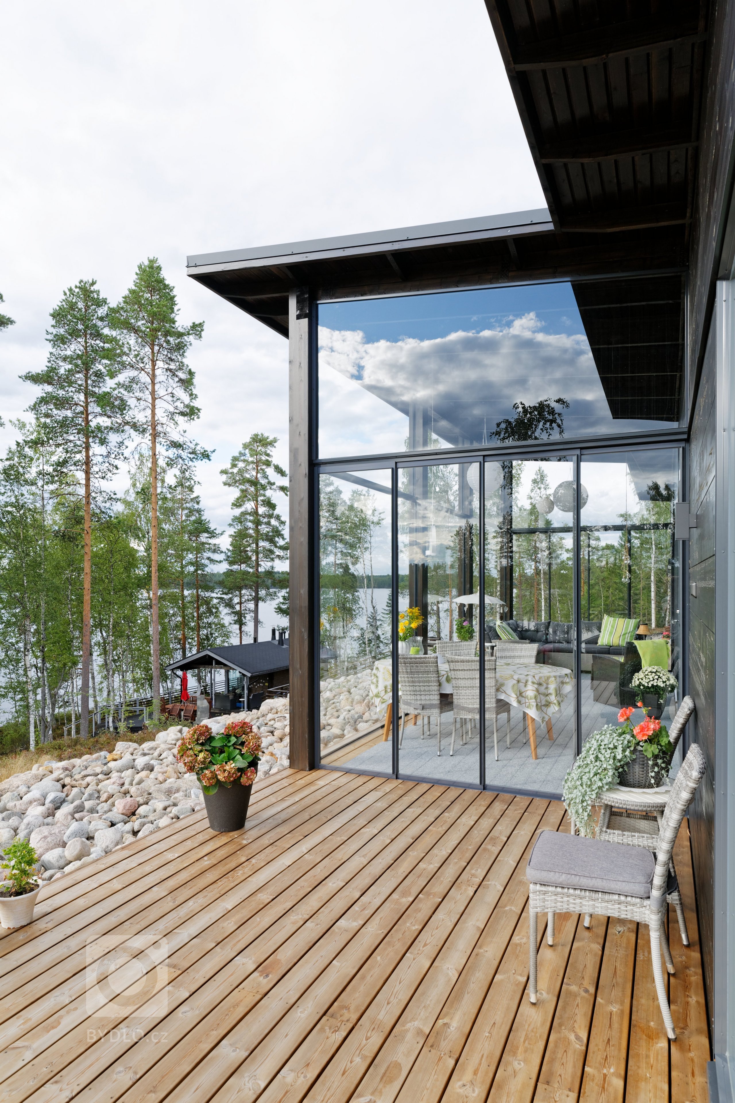 KONTIO Glasshouse je dřevěný dům z lepených hranolů SmartLog o rozměrech 205x275 (inovativní technologie SmartLog zamezuje sedání dřeva). Tento Glasshouse s…