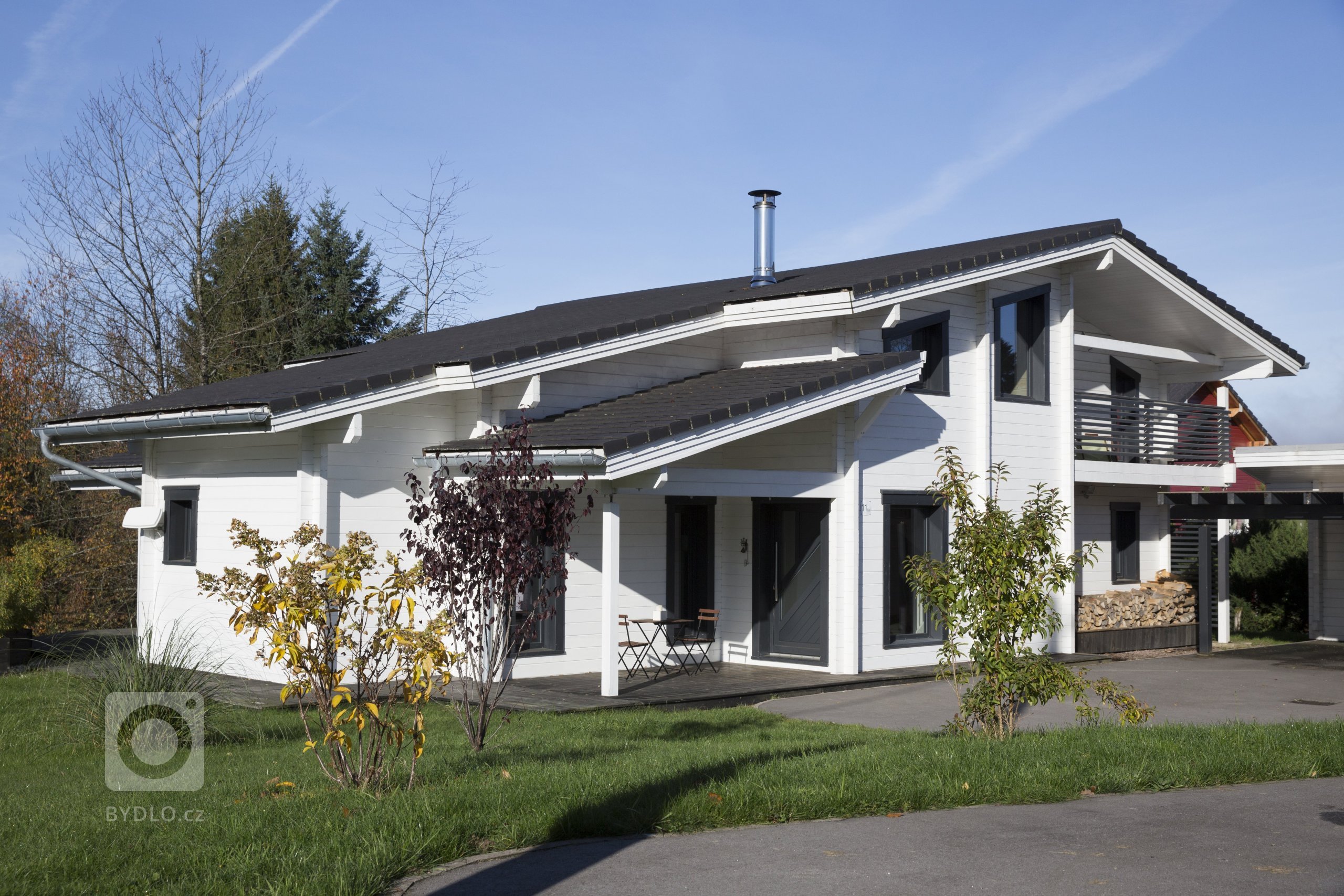 Moderní domy KONTIO se pyšní čistými liniemi a velkými okny s&nbsp;jednoduchými obložkami, které do vnitřních prostor domu propouštějí spoustu přirozeného…