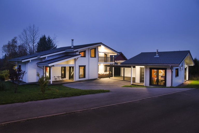 Moderní domy KONTIO se pyšní čistými liniemi a velkými okny s&nbsp;jednoduchými obložkami, které do vnitřních prostor domu propouštějí spoustu přirozeného…