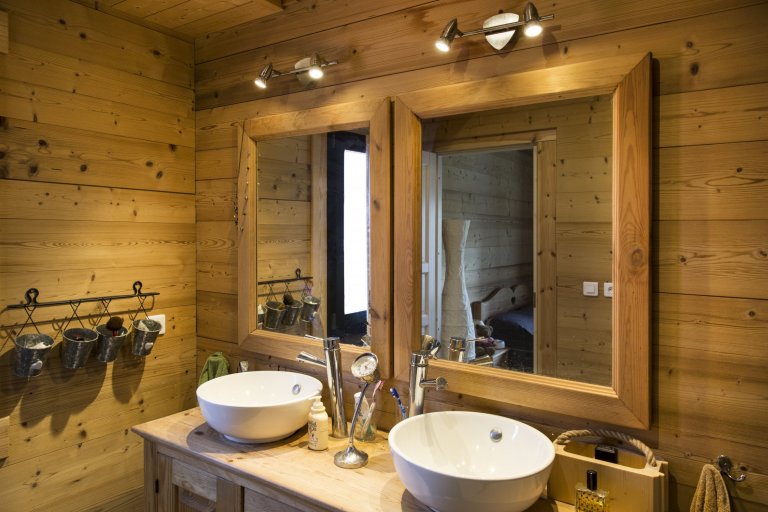 Moderní domy KONTIO se pyšní čistými liniemi a velkými okny s&nbsp;jednoduchými obložkami, které do vnitřních prostor domu propouštějí spoustu přirozeného…