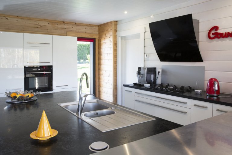 Moderní domy KONTIO se pyšní čistými liniemi a velkými okny s&nbsp;jednoduchými obložkami, které do vnitřních prostor domu propouštějí spoustu přirozeného…