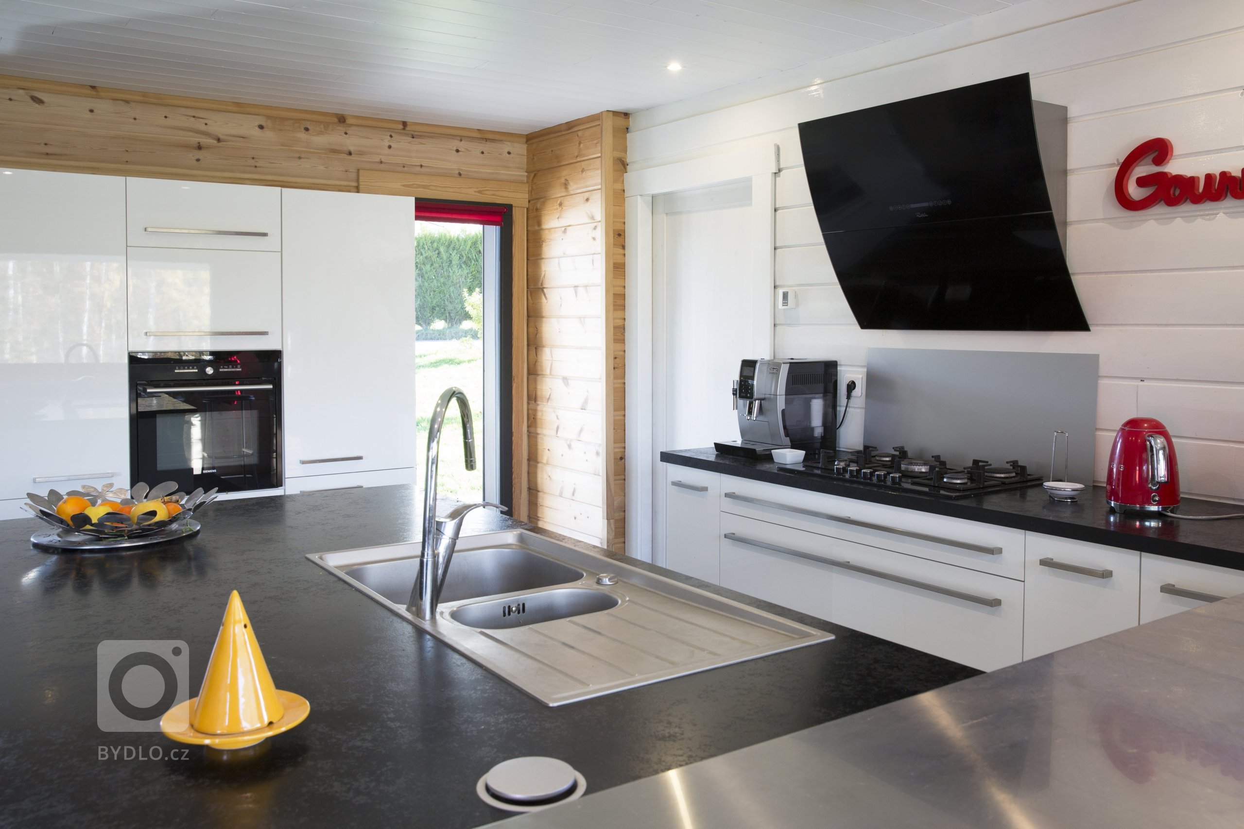 Moderní domy KONTIO se pyšní čistými liniemi a velkými okny s&nbsp;jednoduchými obložkami, které do vnitřních prostor domu propouštějí spoustu přirozeného…