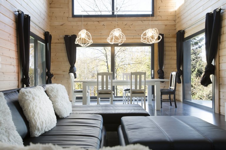 Moderní domy KONTIO se pyšní čistými liniemi a velkými okny s&nbsp;jednoduchými obložkami, které do vnitřních prostor domu propouštějí spoustu přirozeného…