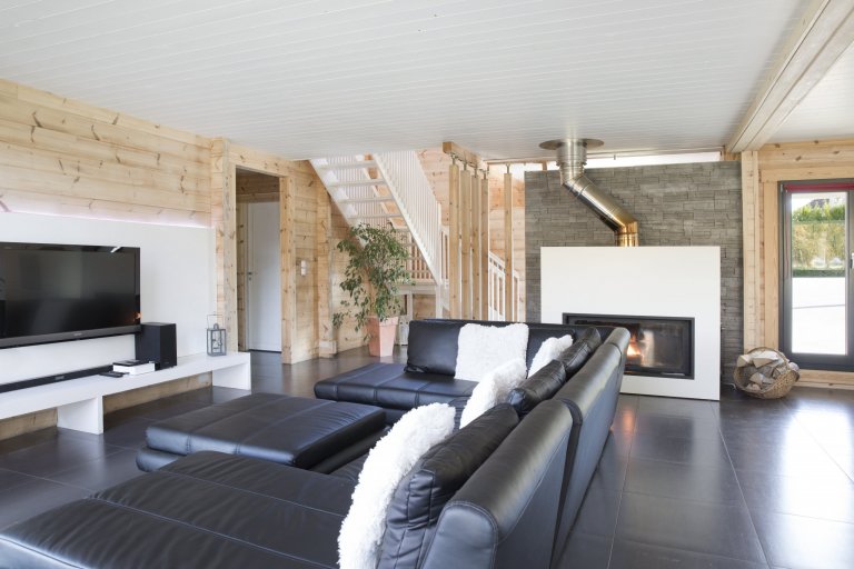 Moderní domy KONTIO se pyšní čistými liniemi a velkými okny s&nbsp;jednoduchými obložkami, které do vnitřních prostor domu propouštějí spoustu přirozeného…