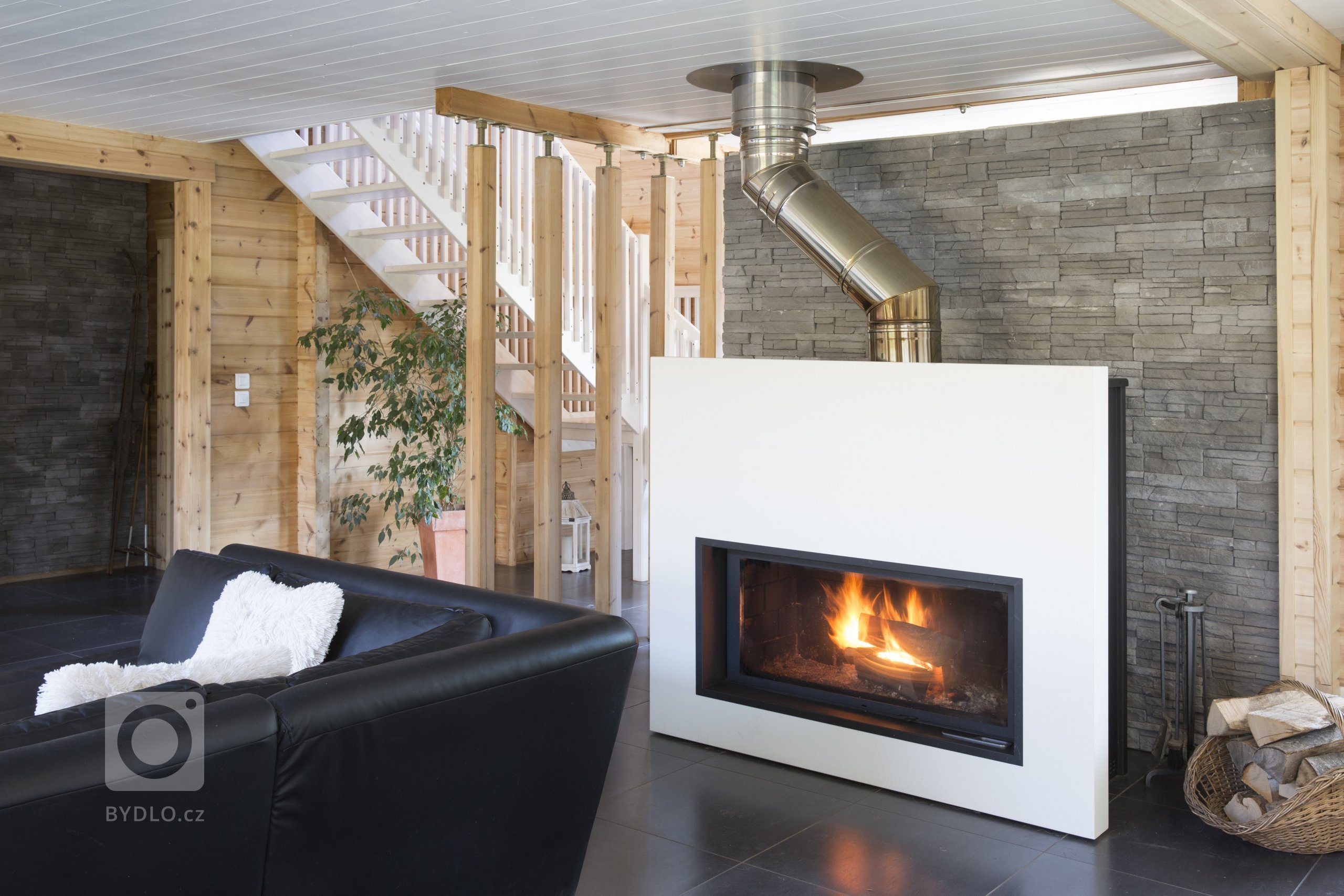 Moderní domy KONTIO se pyšní čistými liniemi a velkými okny s&nbsp;jednoduchými obložkami, které do vnitřních prostor domu propouštějí spoustu přirozeného…