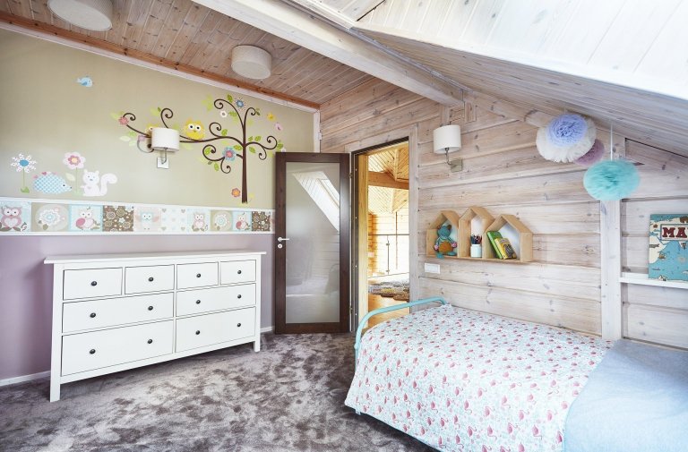 Pohádkový finský srubový dům KONTIO River House 2 se pyšní&nbsp;moderním interiérem, který klade důraz zejména na přírodní tóny&nbsp;a citlivě mísí několik…