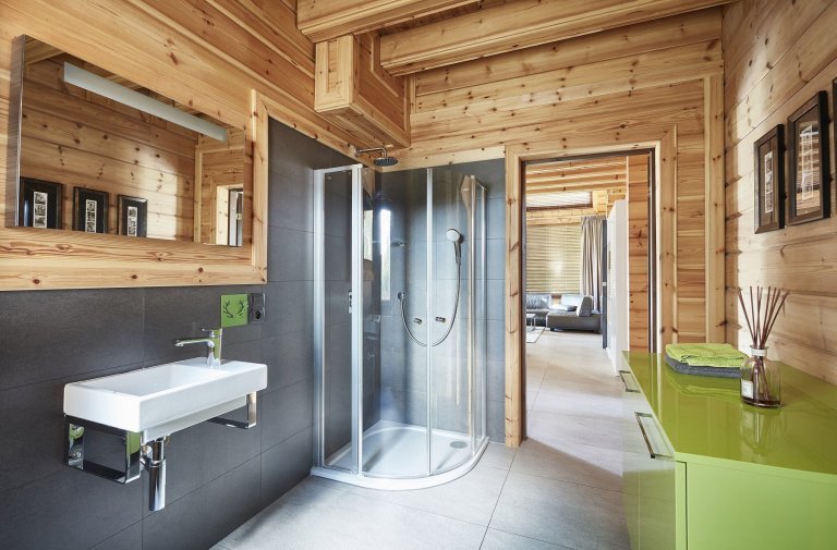 Pohádkový finský srubový dům KONTIO River House 2 se pyšní&nbsp;moderním interiérem, který klade důraz zejména na přírodní tóny&nbsp;a citlivě mísí několik…