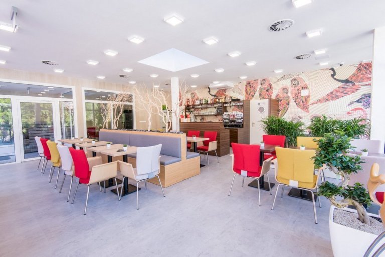 Cafe Slávia v Luhačovicích vzniklo za neuvěřitelné 2 měsíce. Když mě v březnu majitel oslovil, že by chtěl vypracovat návrh na kavárnu, kterou by rád před…